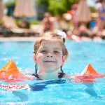Аквапарк для детей: увлекательный отдых и развлечение https://ru.freepik.com/free-photo/girl-swimming-in-the-pool-in-armlets-on-a-hot-summer-day-family-vacation-in-a-tropical-resort_10138910.htm#fromView=search&page=1&position=7&uuid=2b8e3c1a-180c-41a0-a37f-d323e191e607