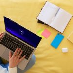 Онлайн школа: новый взгляд на образование https://ru.freepik.com/free-photo/top-view-woman-working-in-bed_28476000.htm#fromView=search&page=1&position=1&uuid=6058680f-bb07-41ec-8934-0cf13fafab6a