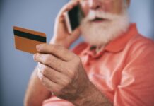Дебетовые карты для пенсионеров с кэшбэком: как выбрать лучшую карту для экономии
